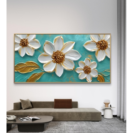 תמונת קנבס לרוחב עם חמישה פרחים לבנים בעלי מרכז מוזהב ועלים זהובים, על רקע טורקיז, תלויה מעל ספה מודרנית בסלון מעוצב.