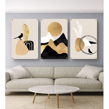 שלישיית תמונות זכוכית עם הרים מופשטים, ציפורים ואלמנטים בזהב על רקע בהיר