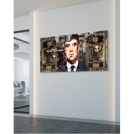 תמונת זכוכית לרוחב עם דמות גברית עוצמתית בחליפה כהה על רקע סמלים מוזהבים ודמויות נוספות – קולקציית תכשיט לבית