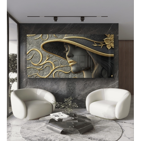 תמונת זכוכית ייחודית המציגה אישה עם כובע רחב בגוונים של זהב ואפור, מעוטרת בפרטים עדינים ופרח זהוב. יצירה שמוסיפה נופך של יוקרה ואמנות לכל חלל מגורים או עבודה.