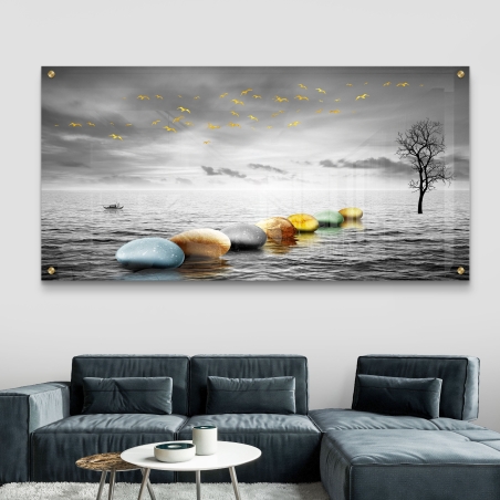 תמונה רוחבית מודפסת על זכוכית עם אבנים צבעוניות בלב ים, עץ, סירה וציפורים – מקולקציית תכשיט לבית
