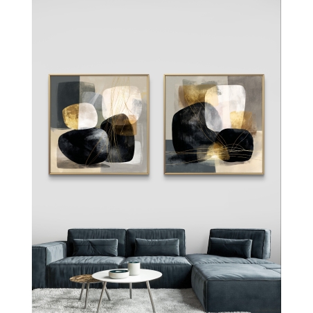 זוג תמונות קנבס מרובעות בסגנון אבסטרקטי עם צורות אבן כהות, אפור ובז’, בתוספת נגיעות זהב עדינות.