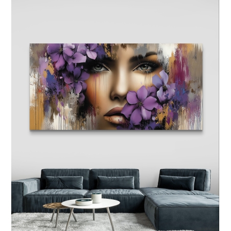 תמונת קנבס לרוחב – דיוקן נשי עם פרחים סגולים, עיצוב מודרני ייחודי לסלון