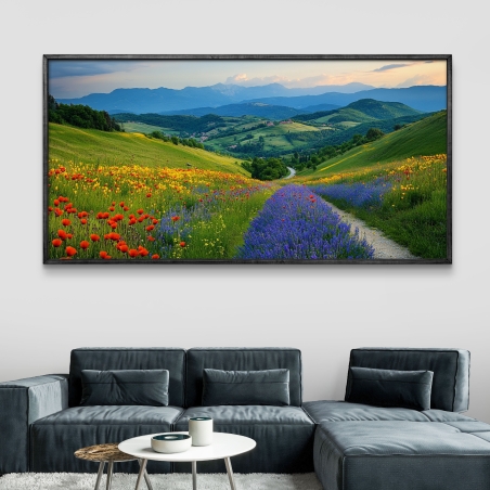 תמונת קנבס עם שביל בין גבעות ירוקות ושדות פרחים צבעוניים מתוך קולקציית תכשיט לבית