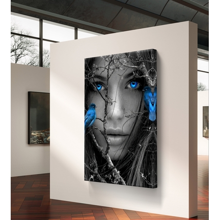 מבט כחול בין ענפים – תמונת קנבס דרמטית בשחור לבן וכחול | DX5115