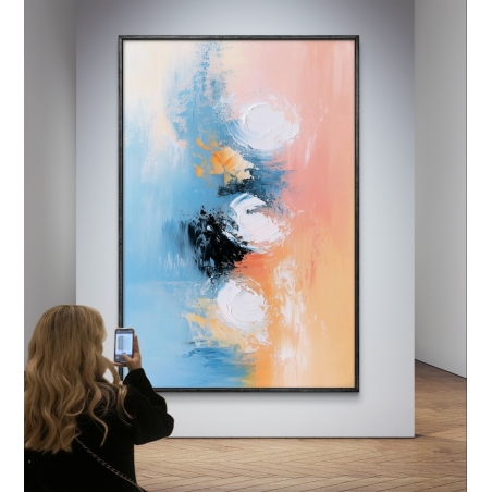 תמונת קנבס אנכית בגוונים של תכלת, כתום ולבן עם טקסטורות עבות ומשיחות מכחול מופשטות – יצירת אמנות מודרנית מקולקציית תכשיט לבית.