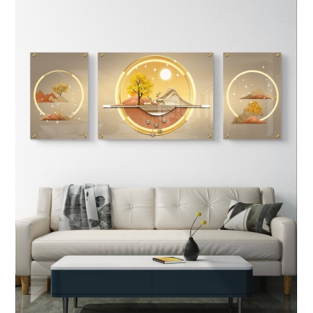 תמונה מחולקת מזכוכית עם עיצוב של עץ זהוב, הרים ושמש על רקע בהיר, במרכז שעון מעוצב – אידאלית לקיר הסלון או המשרד