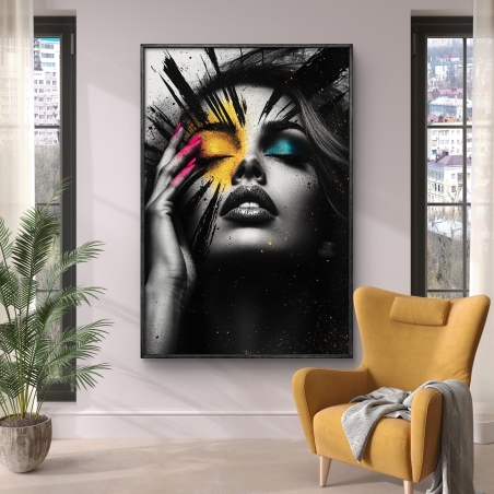 תמונת קנבס מרשימה של אישה בשחור-לבן עם נגיעות צבע עזות בעיניים ובאצבעות, מודפסת על קנבס חלק באיכות גבוהה