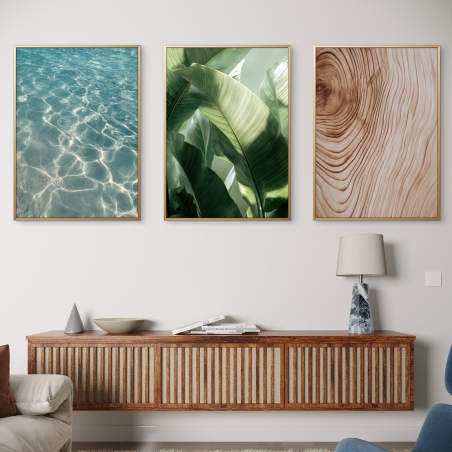 שלישיית תמונות קנבס בעיצוב טבעי – מים צלולים, עלים ירוקים ועץ בגוון בז’, מהקולקציה של תכשיט לבית, NEXTGEN BY BAR.