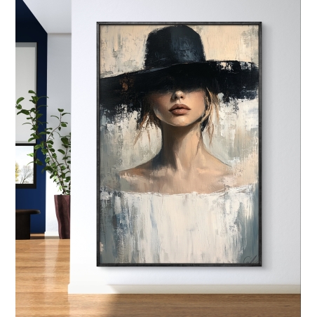 תמונת קנבס עם דמות אישה בכובע רחב, בגוונים אלגנטיים של בז' ושחור, המוסיפה תחושת יוקרה ומסתורין לחלל המעוצב.