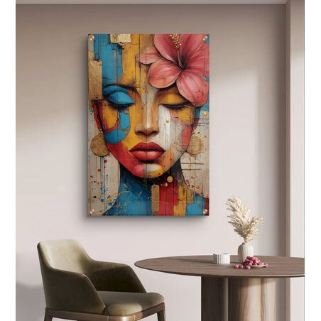 תמונת זכוכית בהדפסה חלקה של דיוקן נשי צבעוני עם פרח, בגווני אדום, כחול, צהוב ונגיעות זהב.