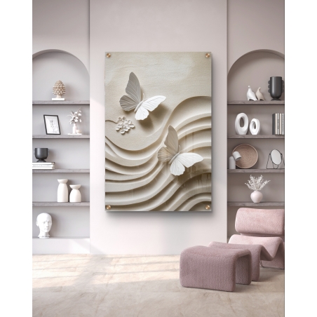 תמונת זכוכית עם פרפרים עדינים בגווני שמנת על רקע זורם וטקסטורה רכה, עיצוב יוקרתי ומודרני לבית.