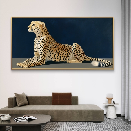 תמונת קנבס לרוחב של צ’יטה שוכבת בעיצוב אומנותי, על רקע כחול כהה, בהדפסה חלקה – מקולקציית תכשיט לבית