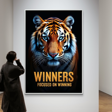 תמונת קנבס של טיגריס עם מבט עוצמתי וטקסט מוטיבציוני Winners – Focused on Winning, מתוך קולקציית M-X ART
