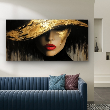 תמונת קנבס לרוחב – דמות נשית עם כובע רחב מזהב ושפתיים אדומות, על רקע שחור, בהדפסה חלקה ואיכותית.
