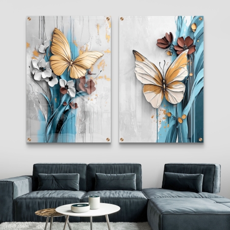 זוג תמונות זכוכית תלת־ממדיות עם פרפרים בגווני זהב ותכלת ופרחים על רקע מופשט