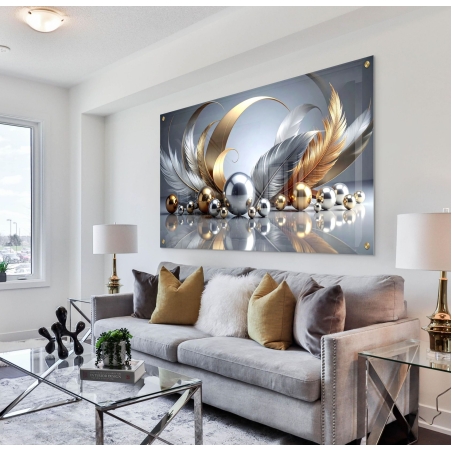 תמונת זכוכית לרוחב עם כדורי זהב וכסף מבריקים ונוצות אלגנטיות בעיצוב מודרני יוקרתי