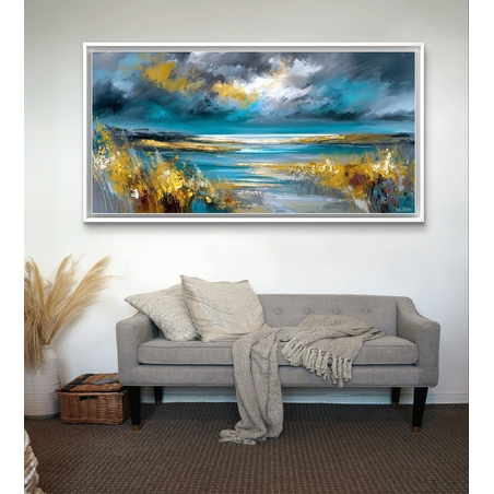 תמונת קנבס נוף ים אבסטרקט בטורקיז וזהב עם עננים דרמטיים ומריחות צבע עשירות