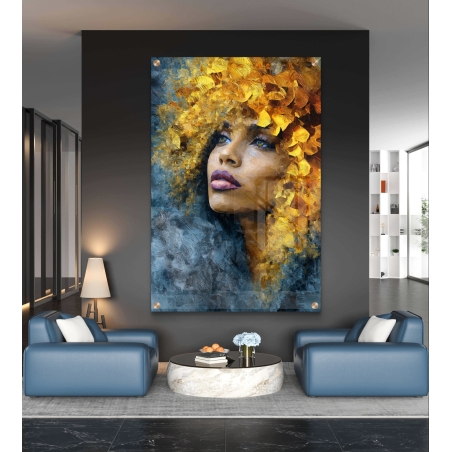 תמונת זכוכית לאורך של אישה עם שיער בגוני זהב וכתום על רקע כחול-אפור מתוך קולקציית תכשיט לבית