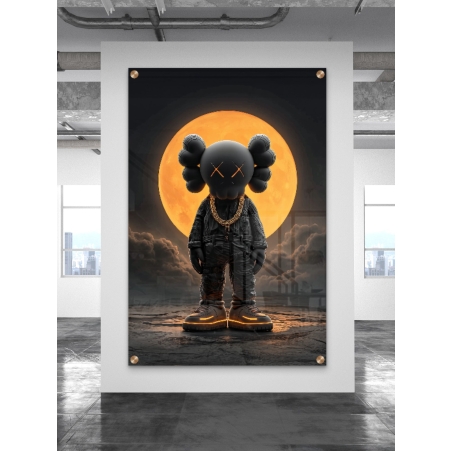 תמונת זכוכית בעיצוב אמנותי עם דמות כהה ושרשרת זהב עומדת מול ירח כתום גדול, בעיצוב יוקרתי ומרשים מבית תכשיט לבית – NEXTGEN BY BAR