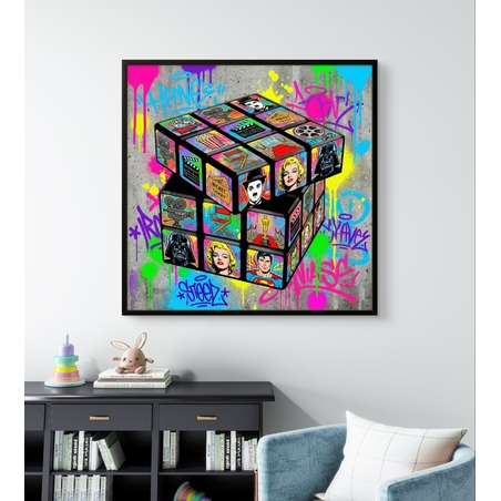 תמונת קנבס מרובעת בסגנון פופ ארט עם קובייה תלת־ממדית מלאה בדמויות אייקוניות וגרפיטי צבעוני, מסר של יצירתיות ומוטיבציה