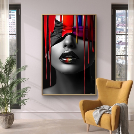 תמונת קנבס של אישה בשחור לבן עם עיניים מכוסות וצבעים נוזלים באדום, כחול וסגול, תלויה בחדר מודרני עם כורסה צהובה
