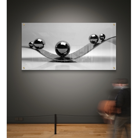 תמונת זכוכית לרוחב עם כדורים תלת־ממדיים שחורים ולבנים על גבי קו גל מתכתי בסגנון מודרני