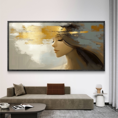תמונת קנבס לרוחב עם דיוקן אישה מעודן ונגיעות זהב מופשטות, מושלם להשלמת עיצוב חללים מודרניים ברוח יוקרתית.