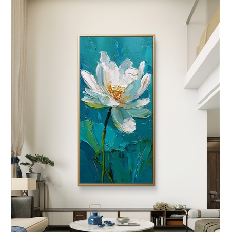 תמונת קנבס לאורך עם פרח לבן פתוח על רקע טורקיז בעיצוב אמנותי רגוע