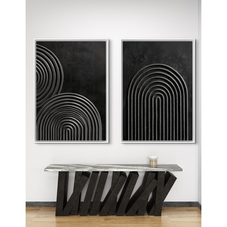 זוג תמונות קנבס שחורות עם דוגמאות גיאומטריות מובלטות, המדמות טקסטורת שליכט ייחודית, בעיצוב מודרני ויוקרתי המוסיף עומק לכל חלל.