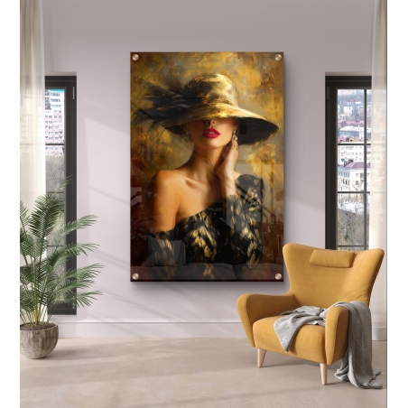 תמונת זכוכית לאורך של אישה בכובע זהוב ולבוש שחור-זהב על רקע דרמטי מתוך קולקציית תכשיט לבית