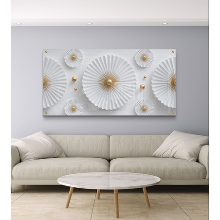 תמונת זכוכית לבן וזהב עם אלמנטים דמויי מניפות/פרחים ותבליט תלת־ממד מינימליסטי