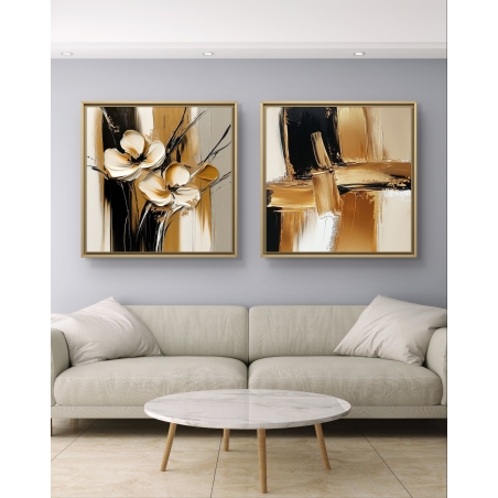 זוג תמונות קנבס מרובעות בצבעי שמנת, זהב ושחור – האחת עם פרחים מופשטים והשנייה באמנות אבסטרקטית, תלויות מעל ספה בסלון מודרני.