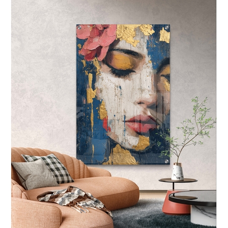 תמונת זכוכית עם דמות נשית בעיניים עצומות, טקסטורות זהב וגווני כחול בעיצוב אמנותי, רגוע ויוקרתי לקיר הבית