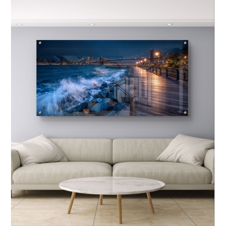 תמונת זכוכית לרוחב של טיילת מוארת בלילה עם גלים מתנפצים מתוך קולקציית תכשיט לבית