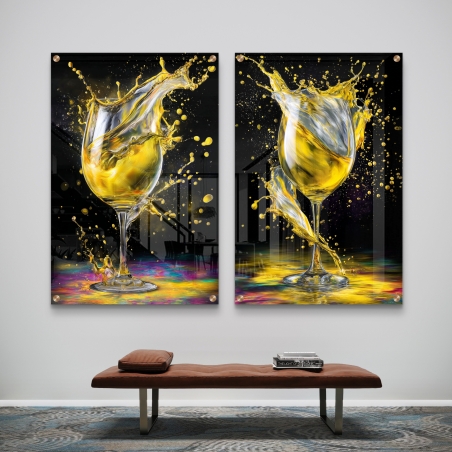 זוג תמונות זכוכית עם כוסות יין לבן בתנועה והתזות זהב על רקע כהה