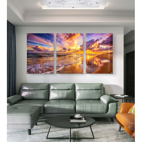 שלישיית תמונות זכוכית של חוף ים בשקיעה עם שמיים צבעוניים והשתקפות על החול, עיצוב יוקרתי לסלון