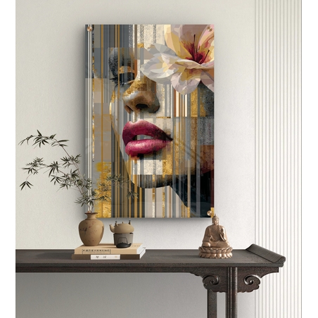 תמונת זכוכית בהדפסה חלקה של דיוקן נשי מופשט עם פרח בהיר, קווים אנכיים ושכבות צבע בגווני זהב, אפור ושחור.
