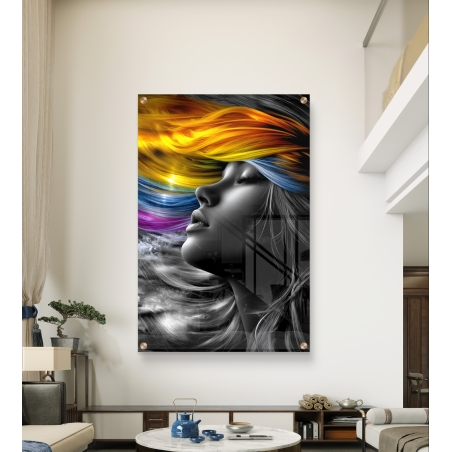 תמונת זכוכית לאורך עם דיוקן אישה בשחור לבן ושער צבעוני בגוונים עזים מתוך קולקציית תכשיט לבית