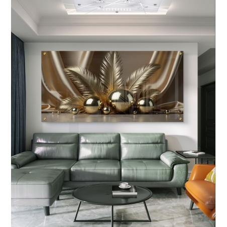 תמונת זכוכית לרוחב עם נוצות וכדורי זהב על רקע בד סאטן מוזהב בסגנון יוקרתי