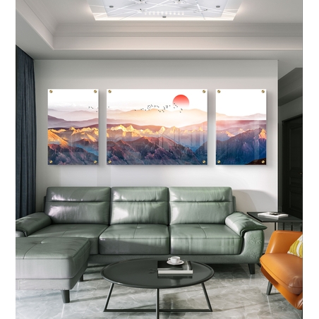 שלישיית תמונות זכוכית מחולקת עם נוף הרים סגול וזהוב, זריחה אדומה וציפורים עפות מעל רכס הרים dramatic