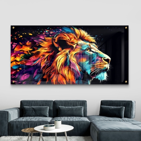 תמונת זכוכית רחבה של אריה צבעוני בעיצוב אומנותי מרהיב עם גווני כחול, כתום וסגול, לעיצוב חלל מרשים ומלא נוכחות.