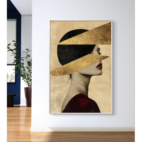 תמונת קנבס של אישה בפרופיל בעיצוב מודרני עם קווים גאומטריים מוזהבים על רקע בז', תלויה על קיר לבן בחלל מעוצב.