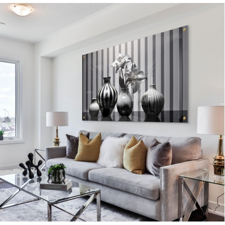 תמונת זכוכית לרוחב בשחור-לבן עם אגרטלים מפוספסים ופרחים עדינים על רקע פסים מודרני – יצירה יוקרתית לעיצוב קירות הבית.