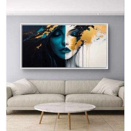 תמונת קנבס לרוחב המציגה פנים נשיות חצויות בגווני טורקיז וזהב על רקע שחור ולבן, מודפסת על קנבס חלק ואיכותי, בעיצוב מודרני ונועז.