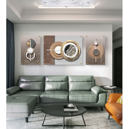 סט תמונות זכוכית מחולקות בעיצוב גאומטרי מודרני עם מעגלים, קווים וגווני זהב, עץ ואפור בסלון מעוצב