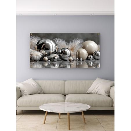 תמונת זכוכית לרוחב עם כדורי מתכת מבריקים ונוצות בגווני כסף ושמנת, בעיצוב יוקרתי ומודרני מתוך קולקציית תכשיט לבית.