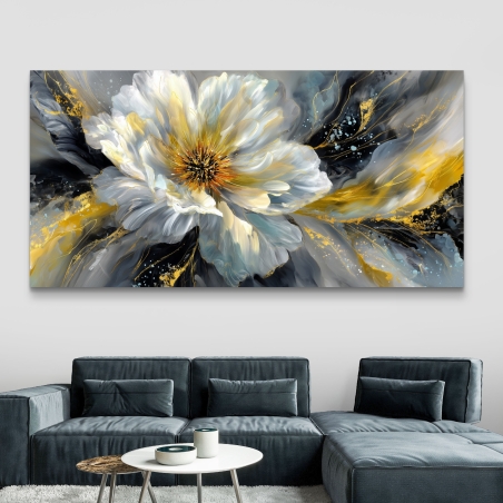תמונת קנבס לרוחב עם ציור פרח מופשט בגווני לבן, אפור וזהב, תלויה מעל ספה כהה בסלון מודרני.