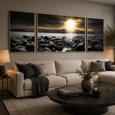שלישיית קנבס מחולקת עם נוף חוף דרמטי