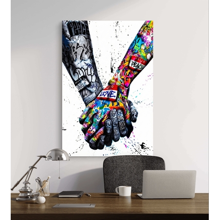 תמונת קנבס מוטיבציונית של שתי ידיים שלובות בעיצוב גרפיטי צבעוני עם מסר של חיבור, אהבה ואחדות